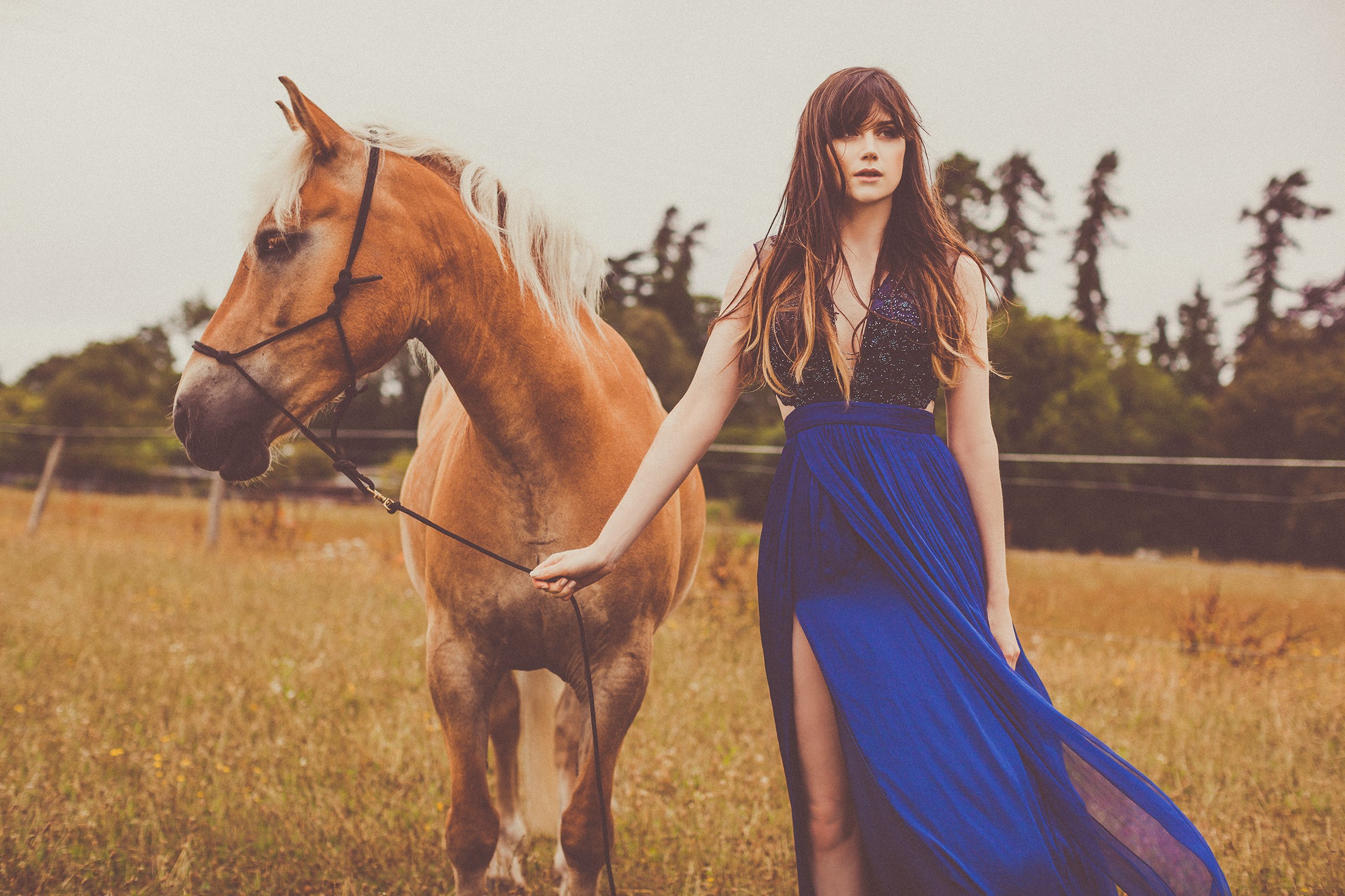 lilah-parsons-ruth-rose-horse-field-shoot-fashion-photography-1
