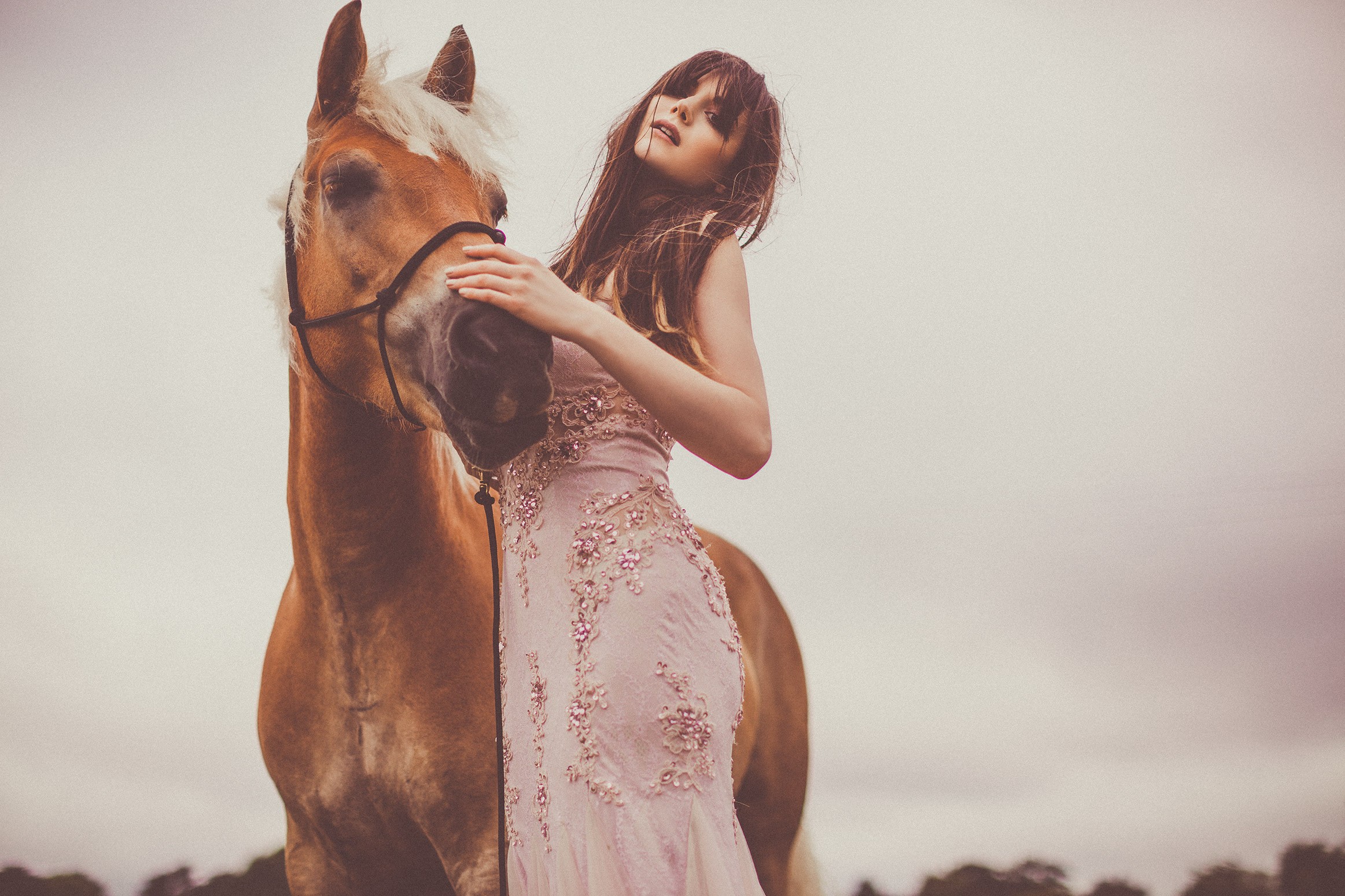 lilah-parsons-ruth-rose-horse-field-shoot-fashion-photography-7